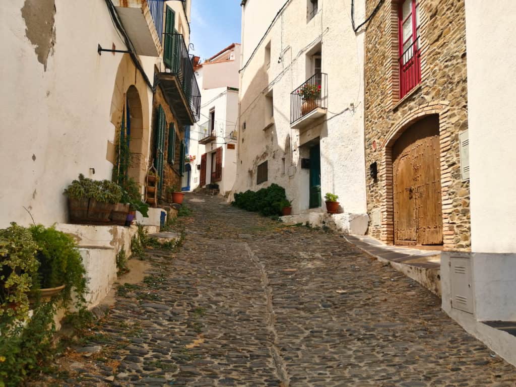 Straße in der Altstadt von Cadaqués.