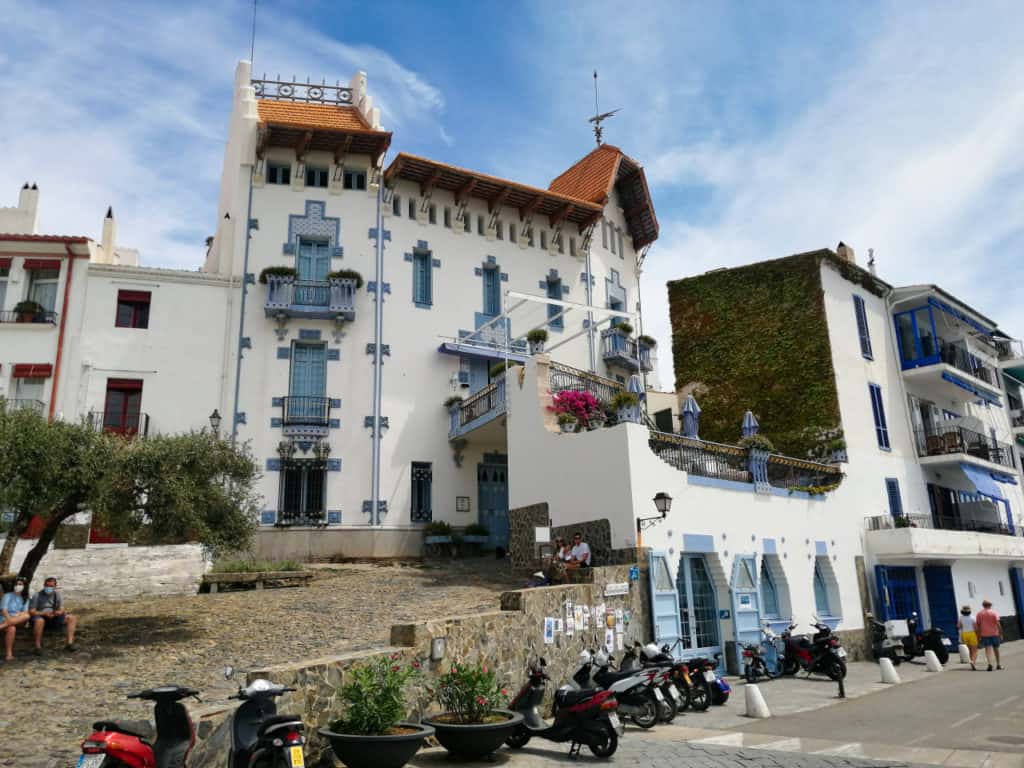 Sehenswürdigkeit in Cadaques in Spanien ist die Casa Sedanya.