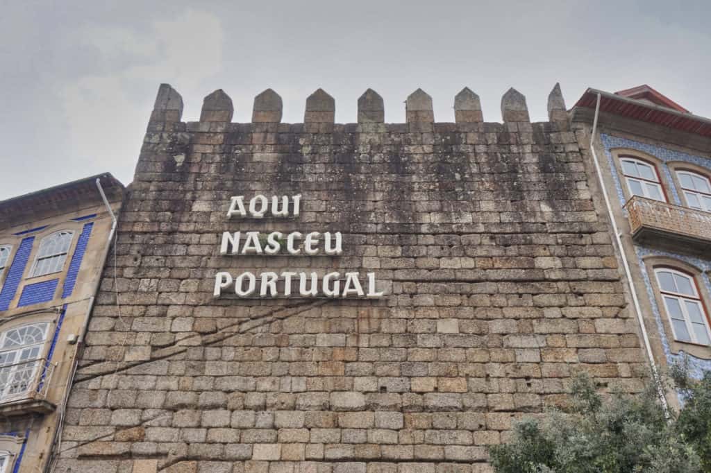 Der berühmte Schriftzug "Aqui Nasceu Portugal" an einer Hauswand in Guimarães