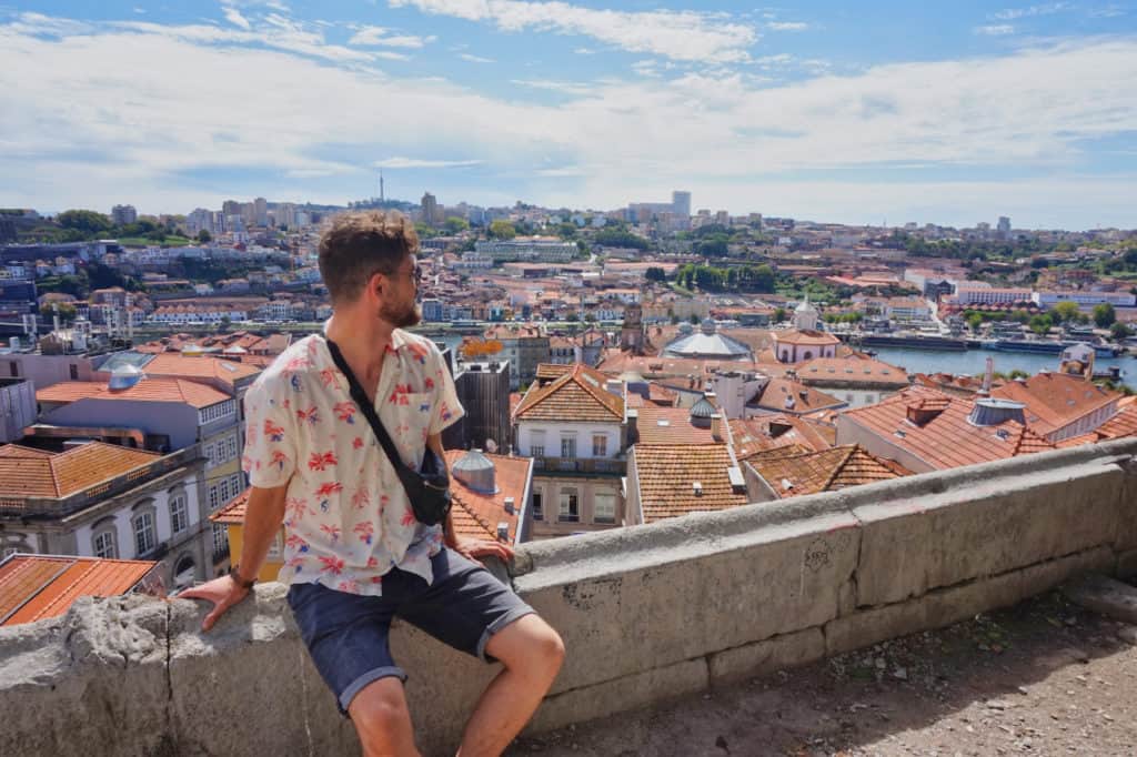 Chris genießt die Aussicht vom Miradouro Vitoria in Porto