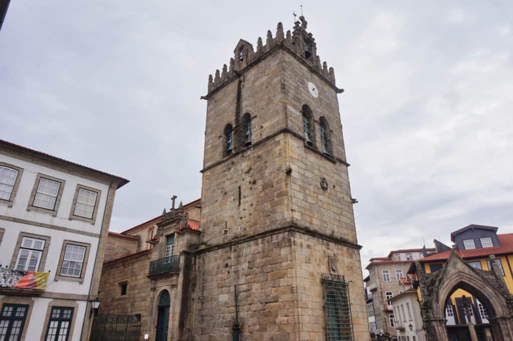 Die Igreja de Nossa Senhora da Oliveira ist die bekannteste Kirche in Guimarães