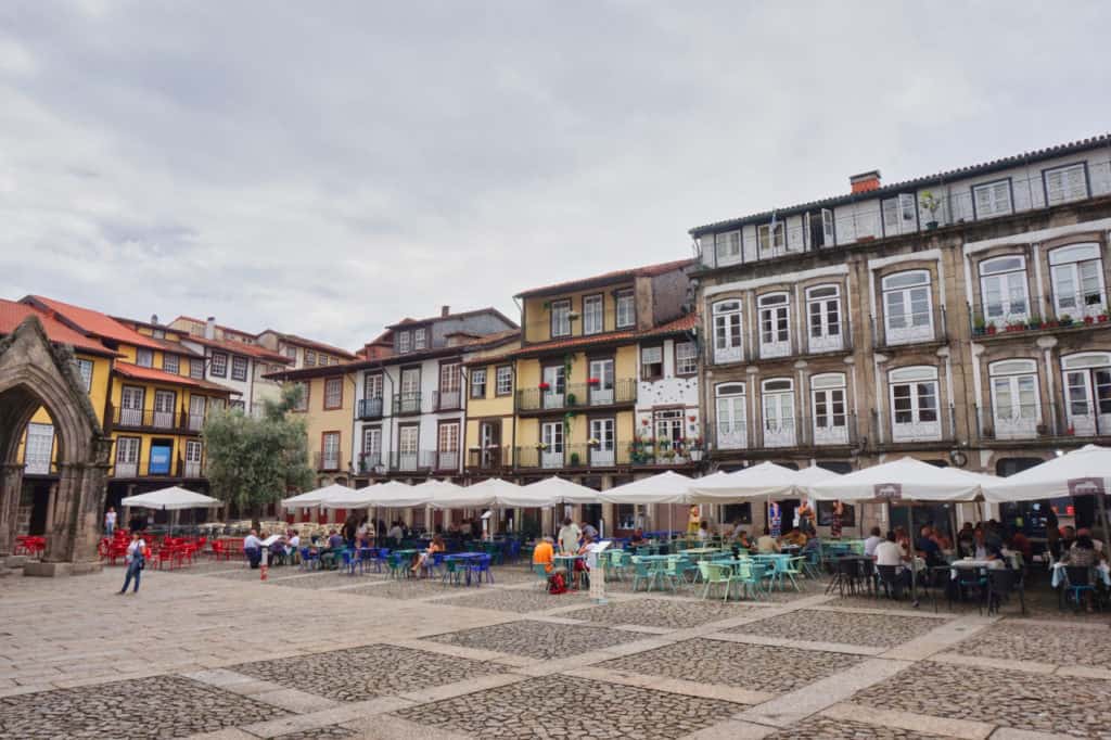 Der Largo da Oliveira ist einer der schönsten Plätze in Guimaraes