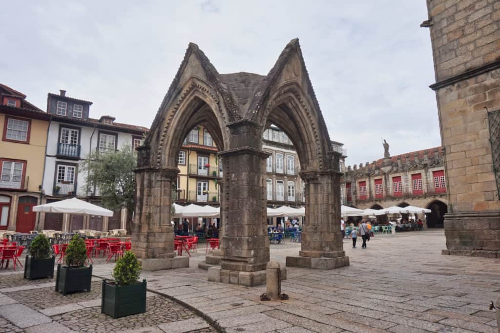 Das Monument Pedrao do Salado in Guimarães am Largo da Oliveira