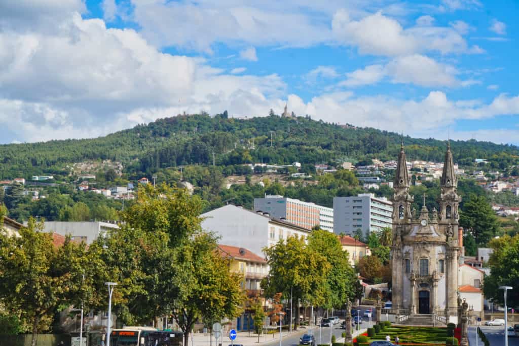 Blick auf die Serra da Penha in Guimaraes