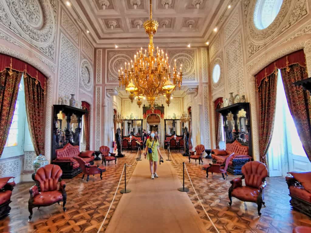 Marie bestaunt die Inneneinrichtung des Palacio Nacional de Pena in Sintra in Portugal