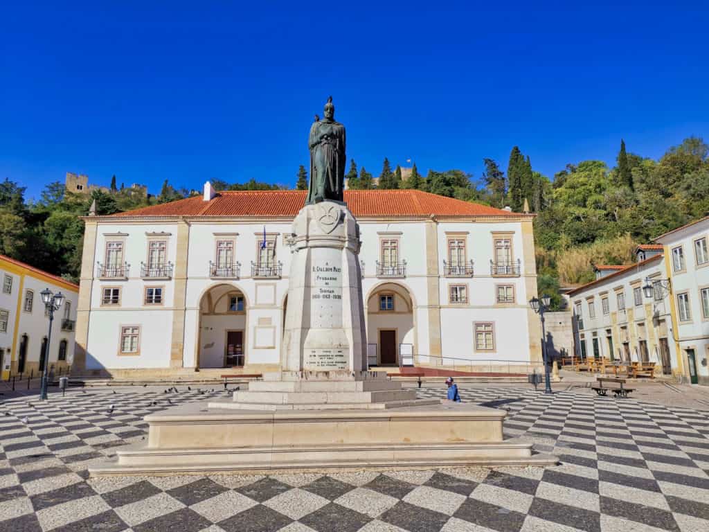 Der Praca da Republica in Tomar mit dem Rathaus im Hintergrund