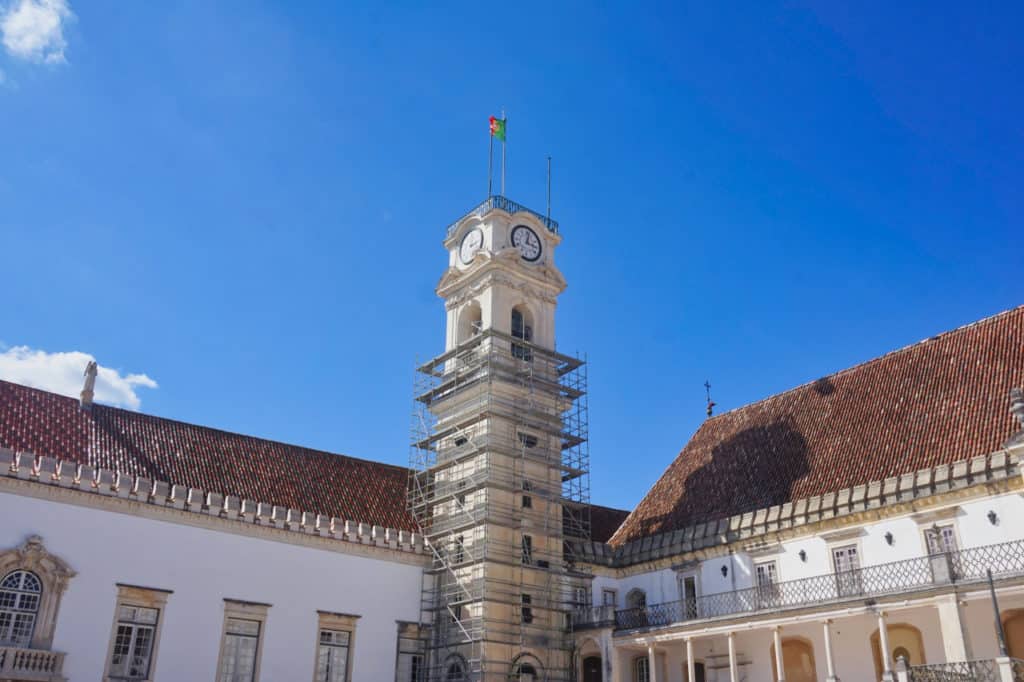 Der Uhr- und Glockenturm der Universität in Coimbra (Portugal)