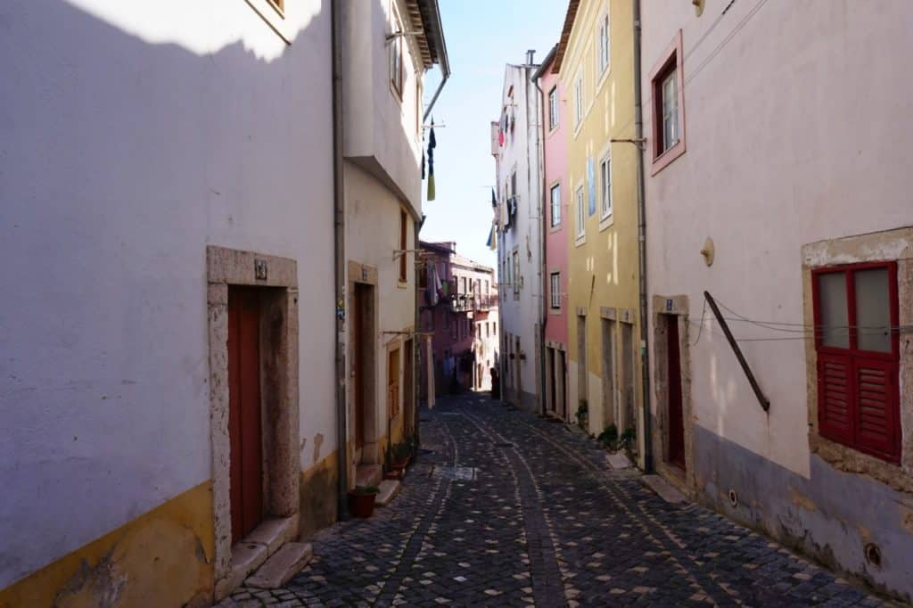 Gasse in der Altstadt Alfama von Lissabon.