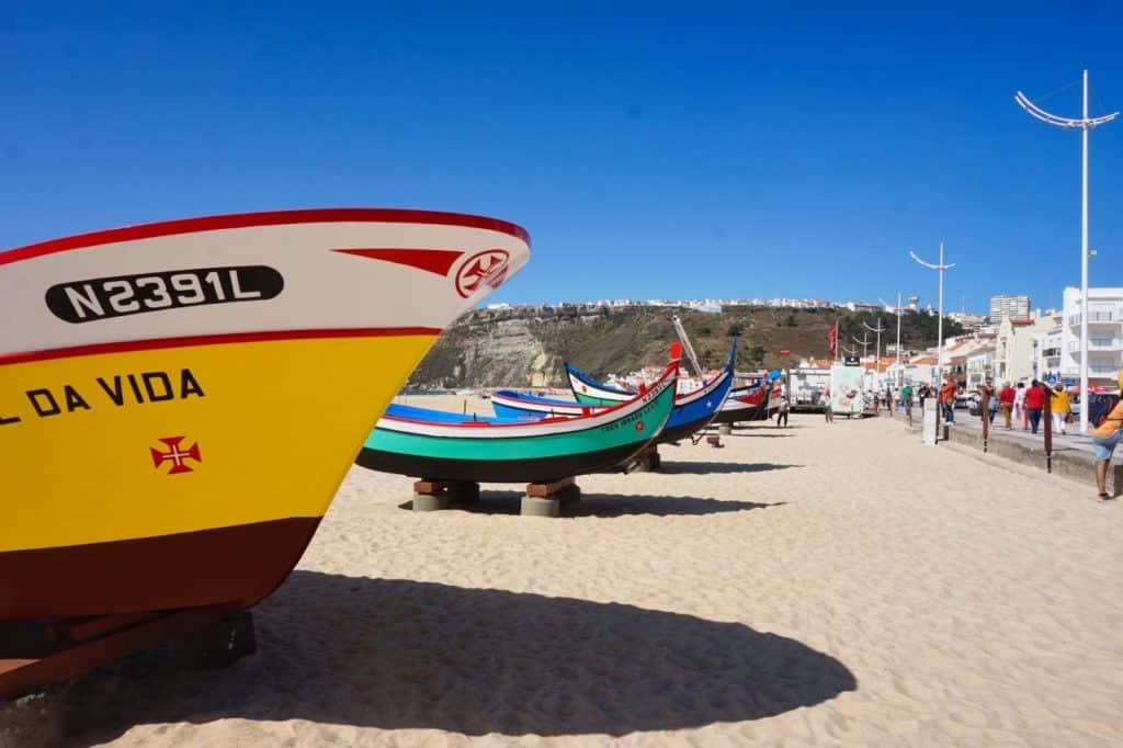 Historische Fischerboote von Nazare am Strand.