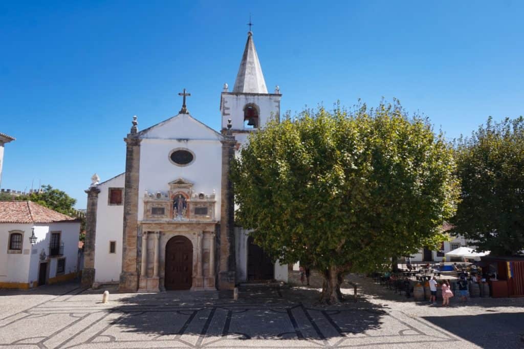 Kirche Santa Maria ist eine Sehenswürdigkeit in Obidos in Portugal.