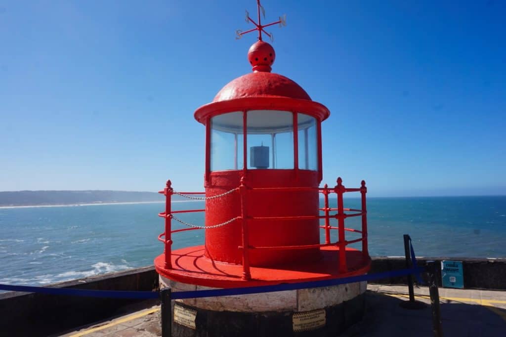 Sehenswürdigkeit in Nazare ist der Leuchtturm auf dem Fort.