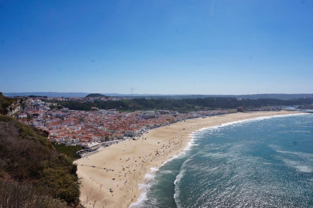 Strand und Fischerdorf von Nazare in Portugal.