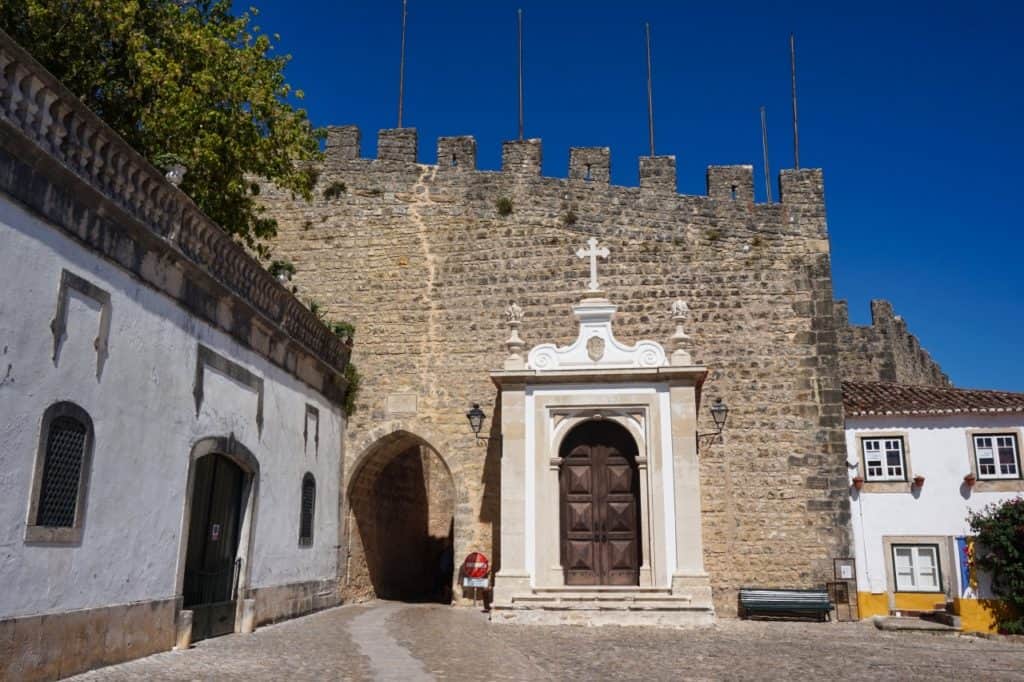 Sehenswürdigkeit Porta da Vila in Obidos Portugal.