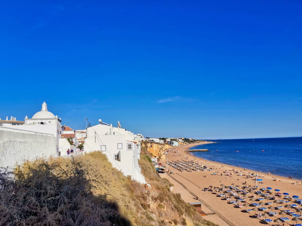 Der Strand in Albufeira ist breit, lang und gut besucht