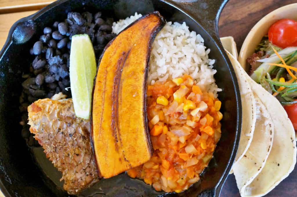 Ein typisches Gericht in Costa Rica mit Reis, Bohnen, Kochbanane und Fleisch