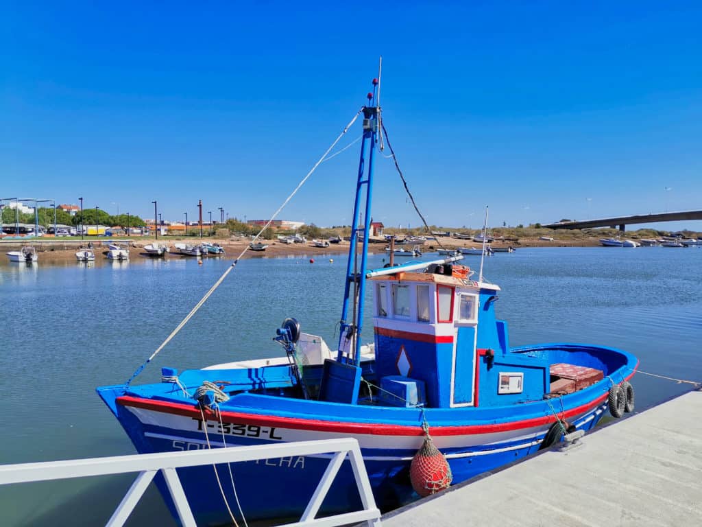 Ein Fischerboot im Hafen von Tavira