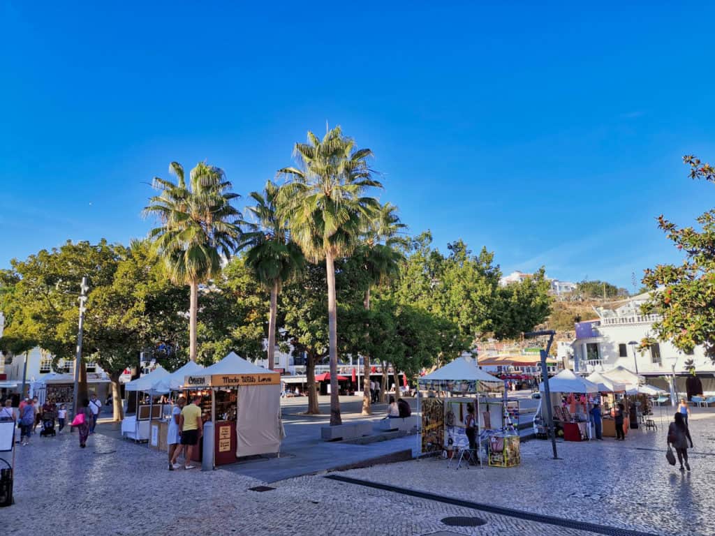 Am Jardim Publico de Albufeira ist immer einiges los