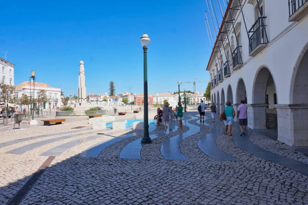 Der Praca da Republica mit Rathaus in Tavira