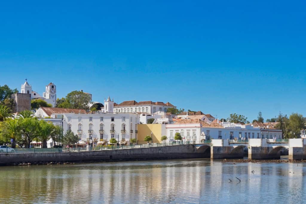 Blick auf die Altstadt und die Ponte Romana in Tavira in Portugal