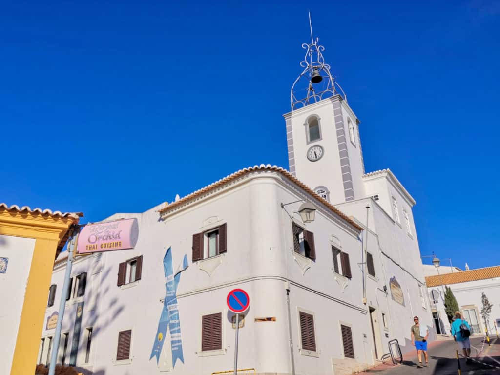 Der Torre de Relogio zählt zu den Sehenswürdigkeiten in Albufeira