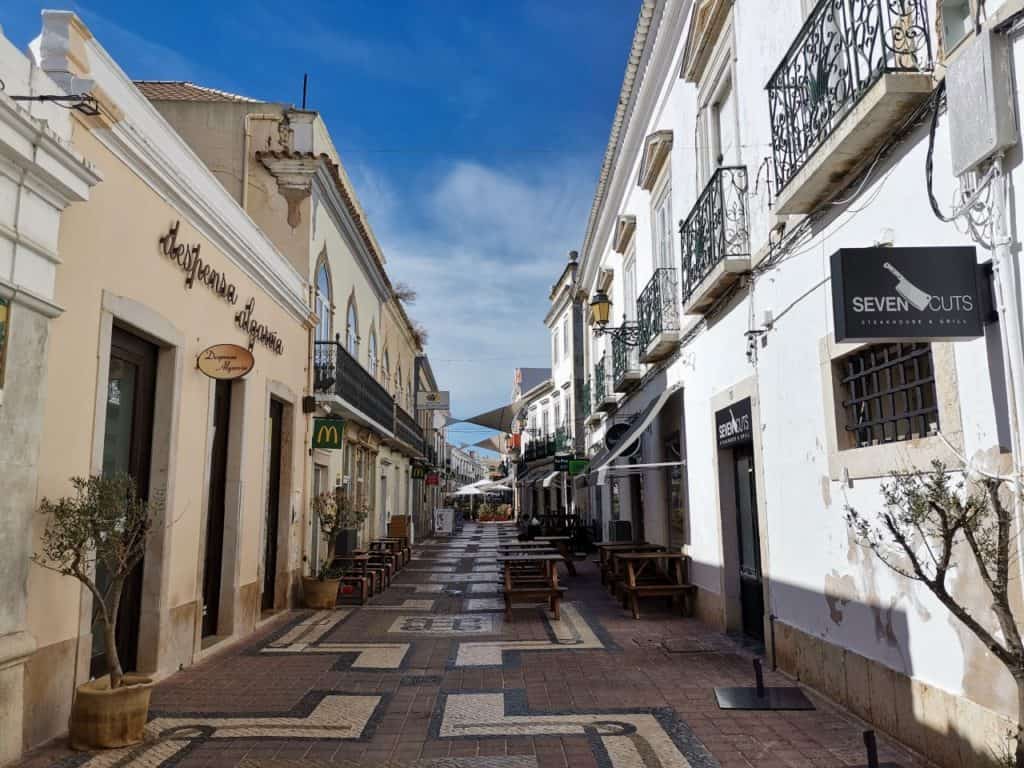 Baixa de Faro ist eine Strafe mit vielen guten Restaurants.