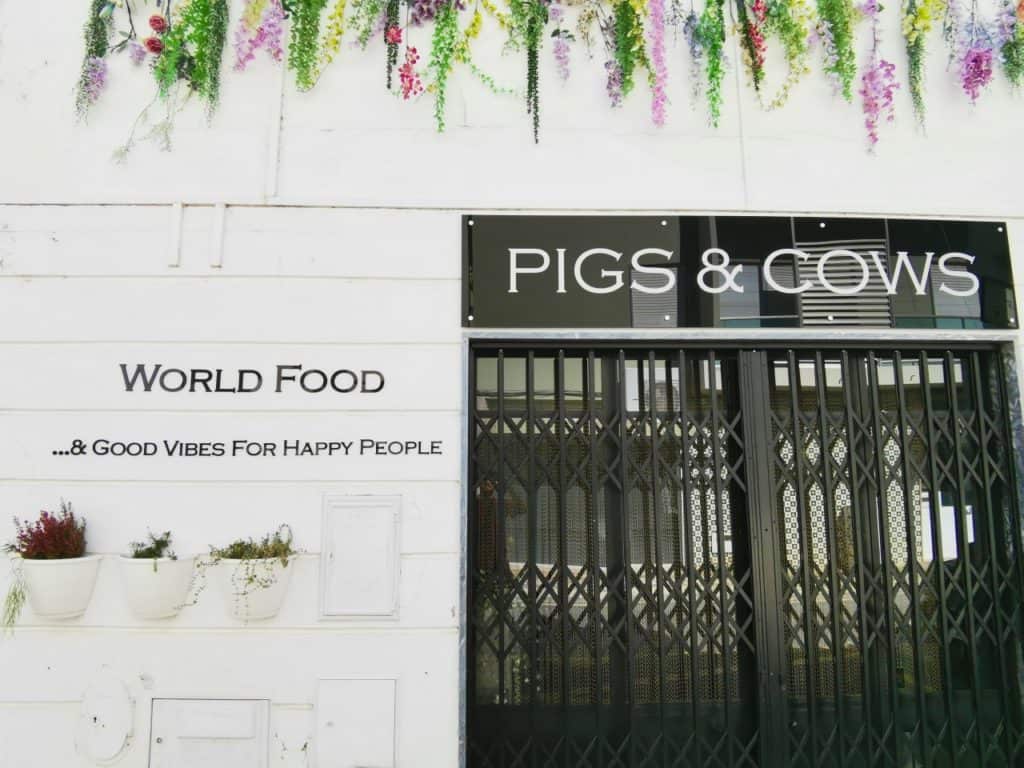 Schickes Restaurant Pigs & Cows in Faro, Portugal.