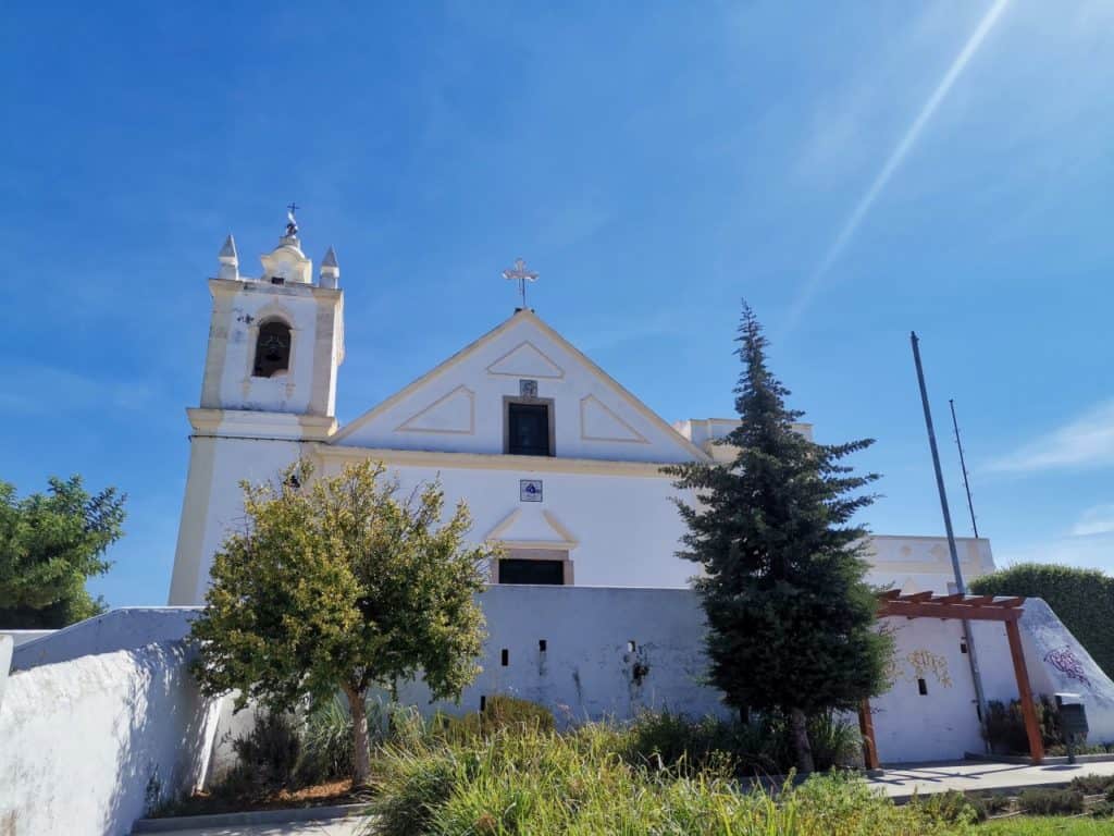 Sehenswürdigkeit in Ferragudo ist die Kirche.