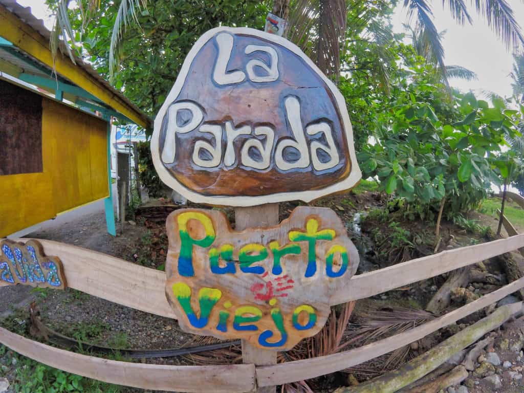 Ein buntes Schild zeigt die Haltestelle des Bus in Costa Rica an