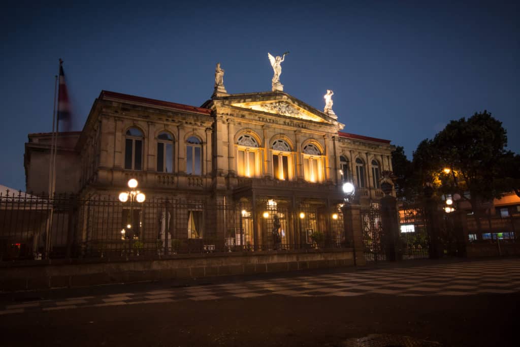 Das Teatro Nacional in San José in Costa Rica ist eines der bedeutendsten Bauwerke und wird nachts angestrahlt