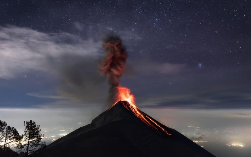 Feuer spuckender Vulkan Fuego bei Nacht von Acatenango aus fotografiert bei einer Tour ab Antigua Guatemala.