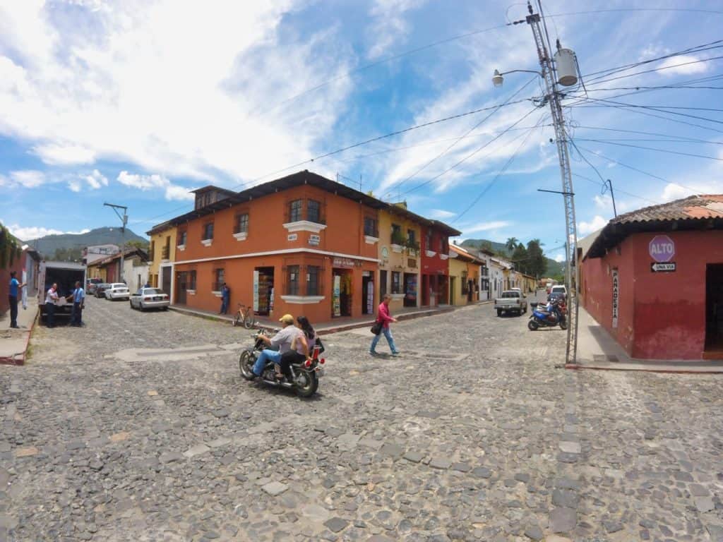 Motorrad als Transportmittel in der Altstadt von Antigua in Guatemala.