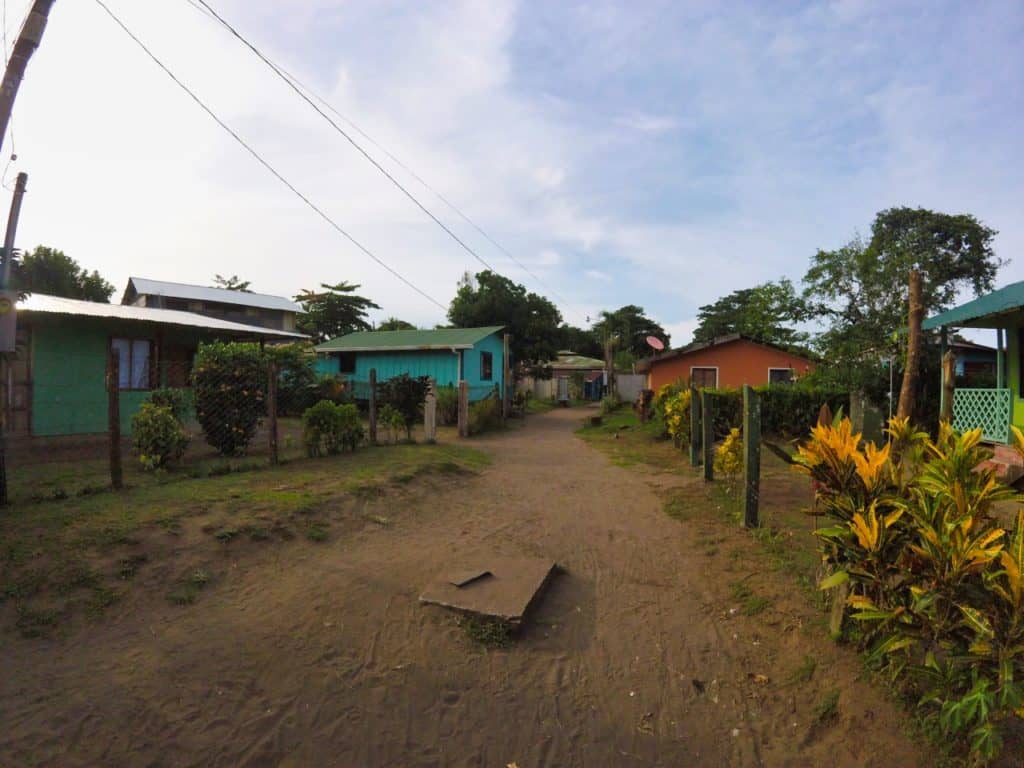 Bunte Häuser im Dorf Tortuguero in Costa Rica.
