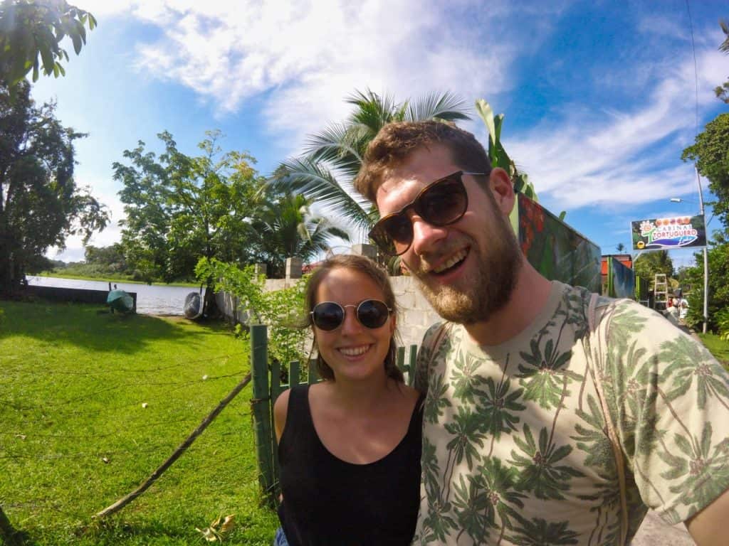 Marie und Chris lachen in Tortuguero in Costa Rica in die Kamera.