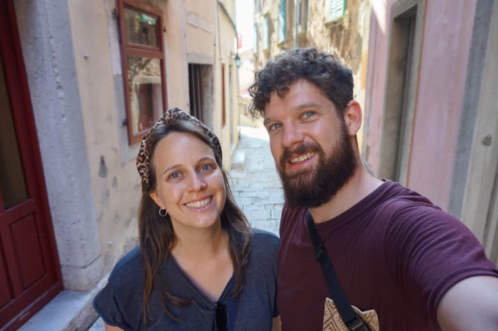 Marie und Chris in der Altstadt von Labin bei einem Urlaub in Kroatien.