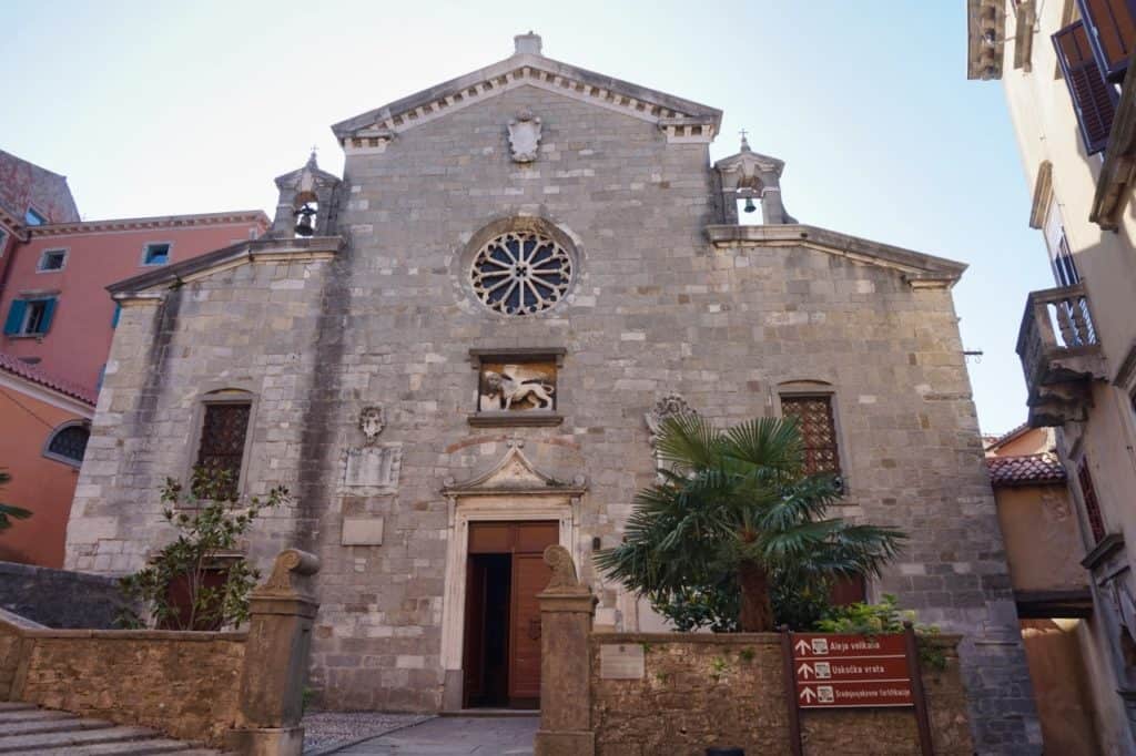 Sehenswürdigkeit in Labin ist die Kirche Mariä Geburt.