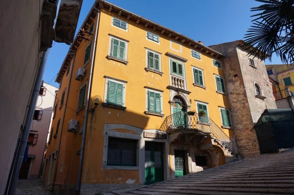 Gelbe Stadtvilla in der Altstadt von Labin in Istrien.