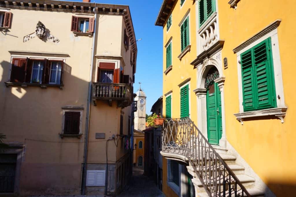 Blick auf den Platz Stari Trg in Labin, Kroatien.