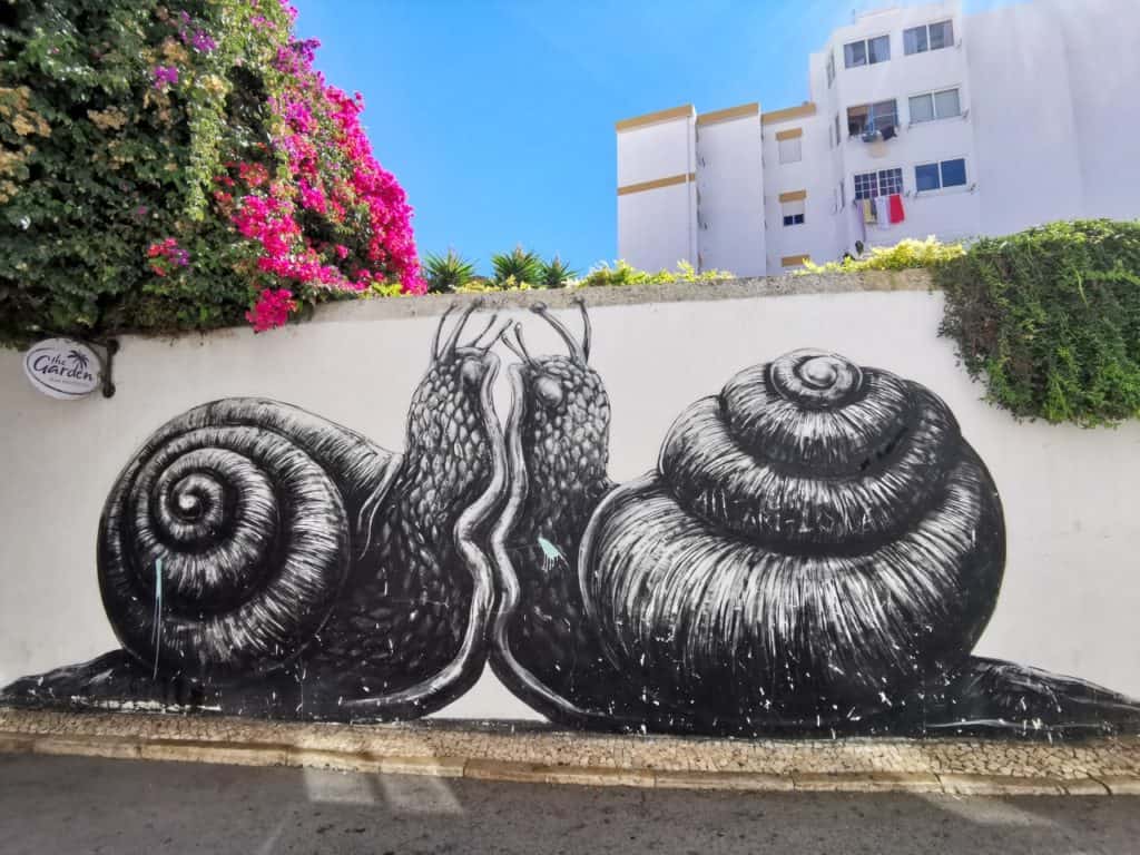 Streetart von zwei sich küssenden Schnecken in Lagos (Portugal).