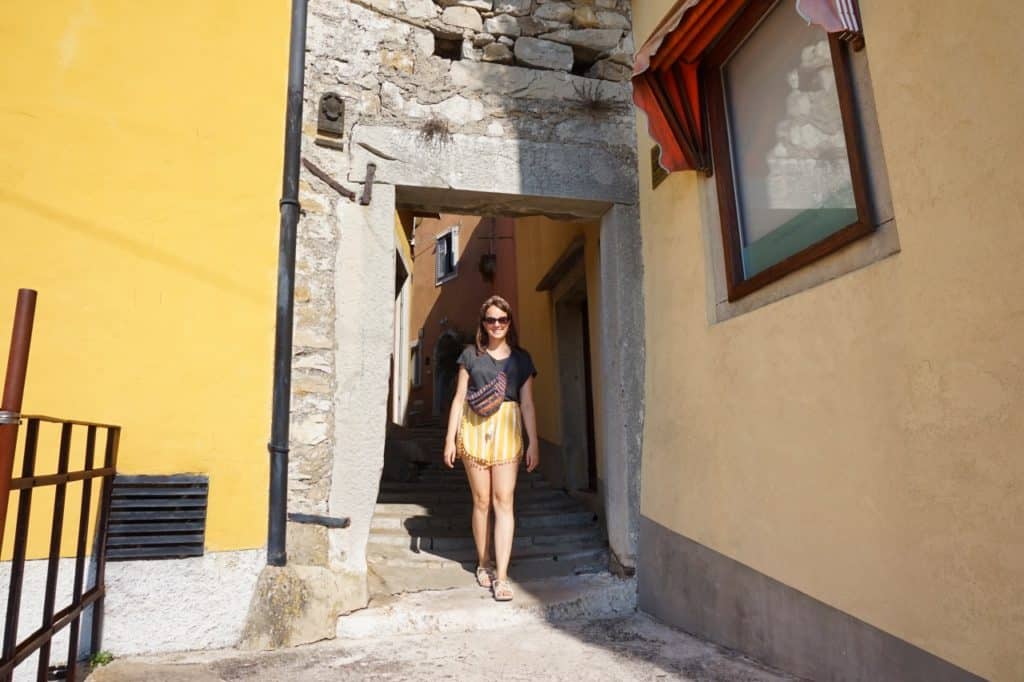 Marie geht durch das Tor des Heiligen Florus in die Altstadt von Labin Istrien.