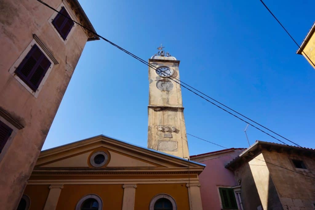 Turm des alten Theaters in Labin in Istrien ist eine Sehenswürdigkeit.