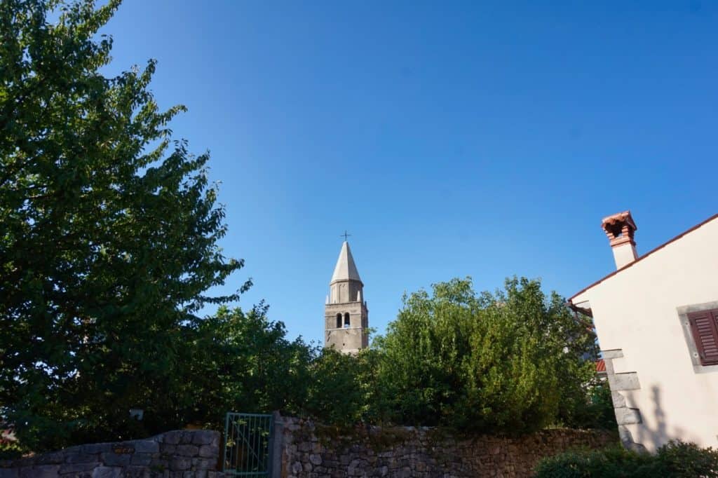 Venezianischer Glockenturm des St Justus hinter Bäumen in Labin Kroatien.