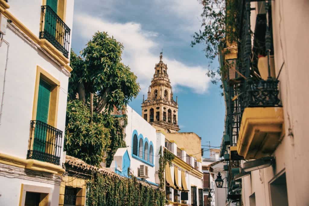 Bewachsene Gasse in der Altstadt von Cordoba, einer der schönsten Sehenswürdigkeiten in Andalusien.