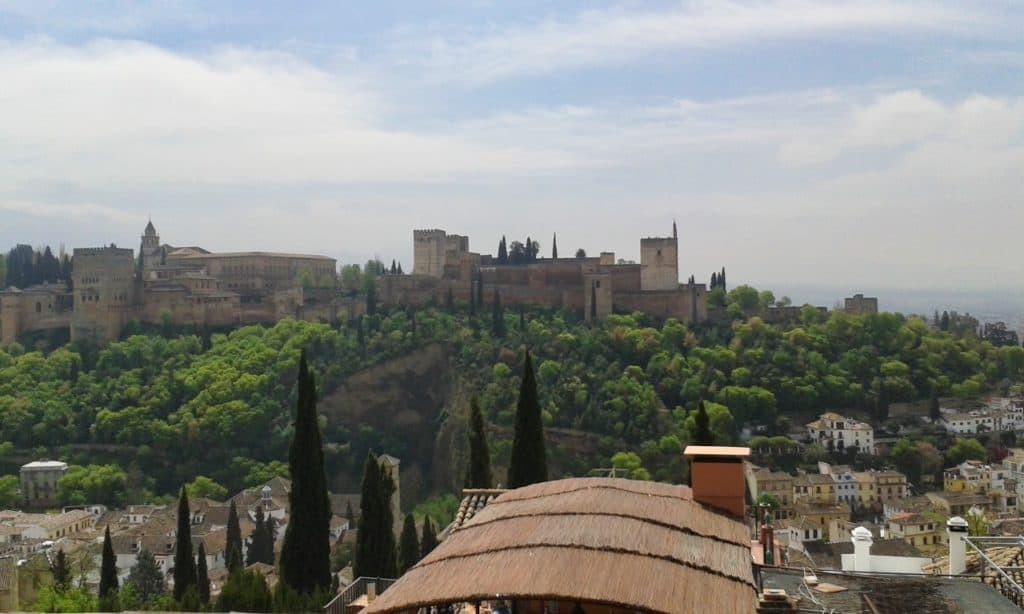 Top Sehenswürdigkeit Alhambra vom anderen Hügel aus.