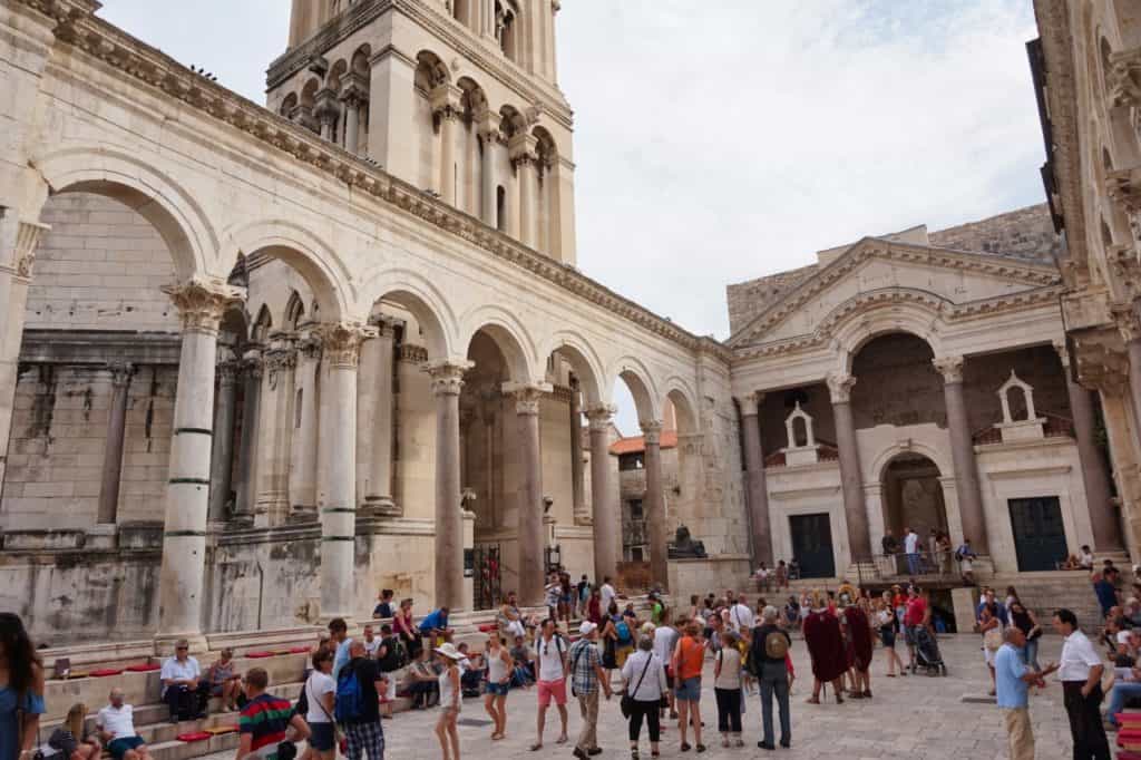 Peristyl ist ein säulenumsäumter Platz im Diokletianpalast von Split, Kroatien.