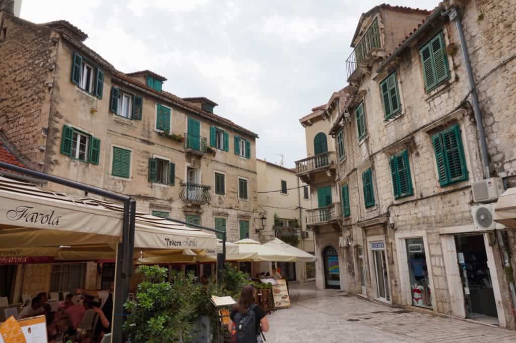 Platz mit Restaurants in der Altstadt von Split Kroatien.