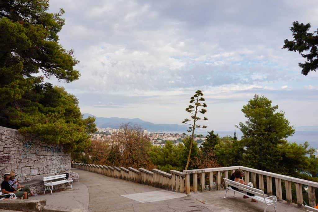 Treppen für den Aufstieg zum Aussichtspunkt auf dem Marjan Hügel bei Split.