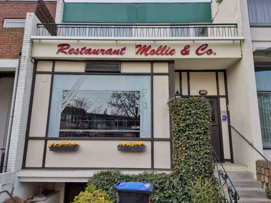 Das Restaurant Mollie & Co. von außen in Zandvoort in den Niederlanden