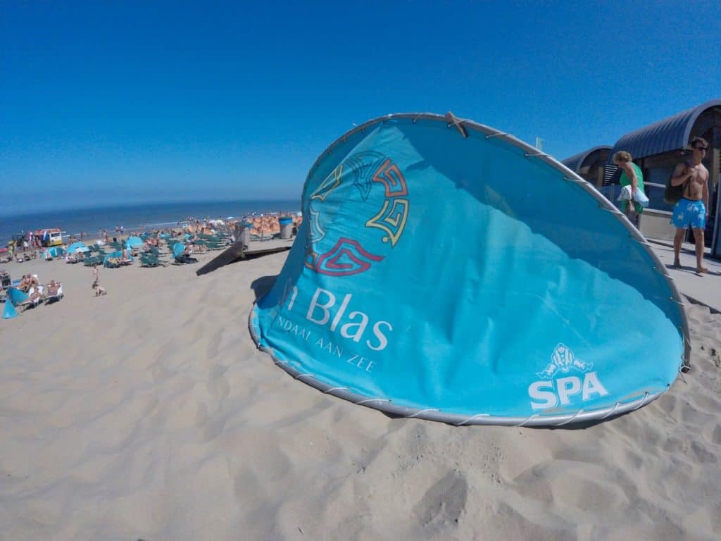 Sonnenschutz am Strand von Bloemendaal im Beach Club San Blas.