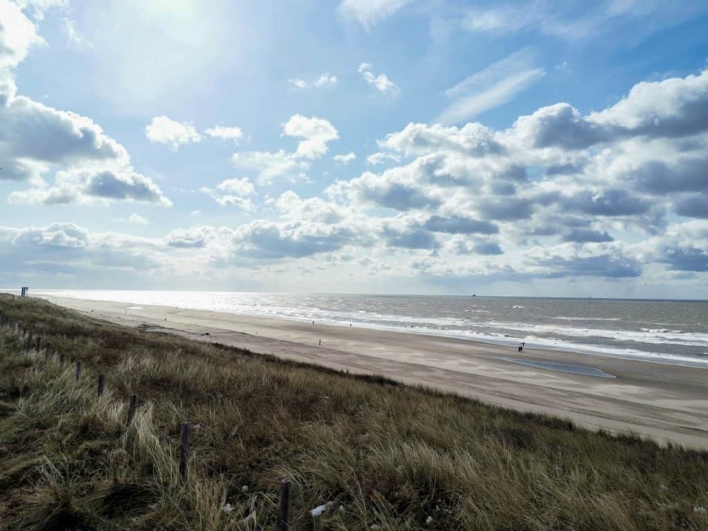 Weiter Sandstrand in Bloemendaal aan Zee an der holländischen Küste.