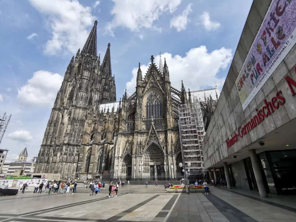 Der Kölner Dom ist die größte Sehenswürdigkeit von Köln.